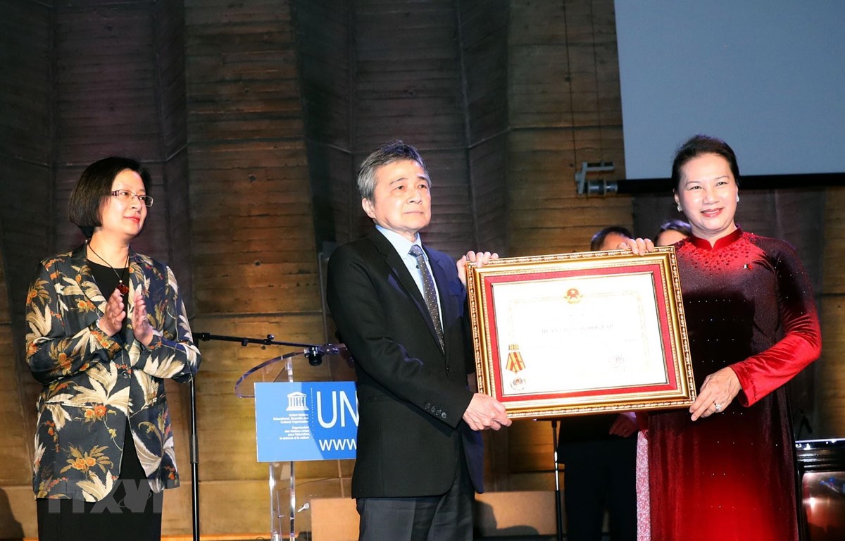 Chủ tịch Quốc hội Nguyễn Thị Kim Ngân trao Huân chương Độc lập hạng Nhất lần thứ hai cho Hội người Việt Nam tại Pháp. (Ảnh: Trọng Đức/TTXVN)