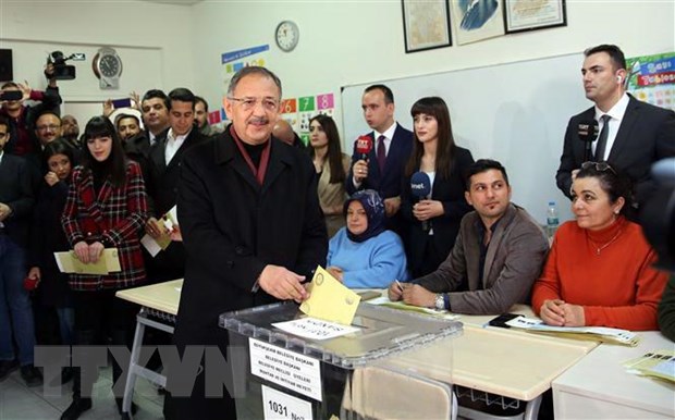 Ứng viên tranh cử Thị trưởng Ankara của đảng Công lý và Phát triển (AKP) cầm quyền Mehmet Ozhaseki (giữa) bỏ phiếu tại điểm bầu cử địa phương ở Ankara, ngày 31-3-2019. (Ảnh: THX/TTXVN)