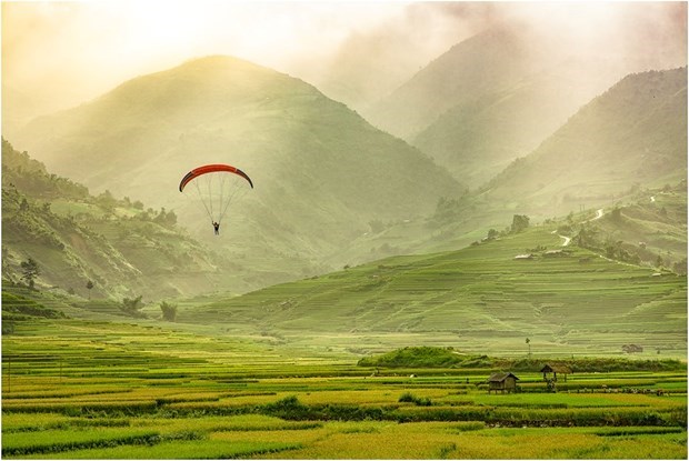 Visitors find it fascinating to take an exhilarating ride on paragliders to enjoy the stunning views of Mu Cang Chai district, Yen Bai province.