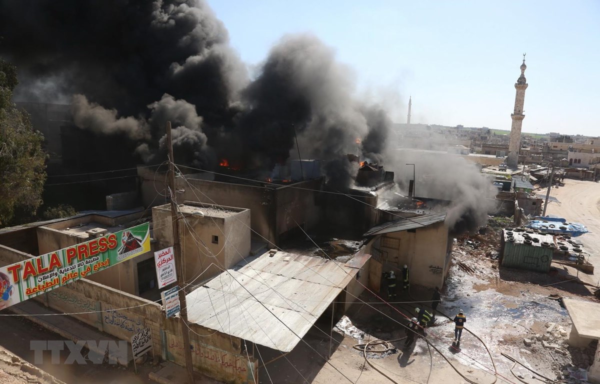 Khói bốc lên sau các cuộc không kích ở thị trấn Khan Sheikhun, tỉnh Idlib, Syria ngày 19-2. (Ảnh: AFP/TTXVN)