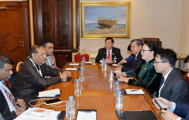 At the meeting between NA Chairwoman Nguyen Thi Kim and Speaker of the Parliament of Sri Lanka Karu Jayasuriya on April 7 (Photo: VNA)