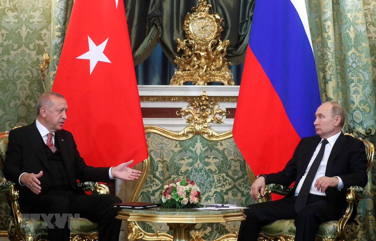 Tổng thống Nga Vladimir Putin (phải) và người đồng cấp Thổ Nhĩ Kỳ Tayyip Erdogan (trái) tại cuộc gặp ở Moskva, Nga ngày 8-4. (Ảnh: AFP/TTXVN)