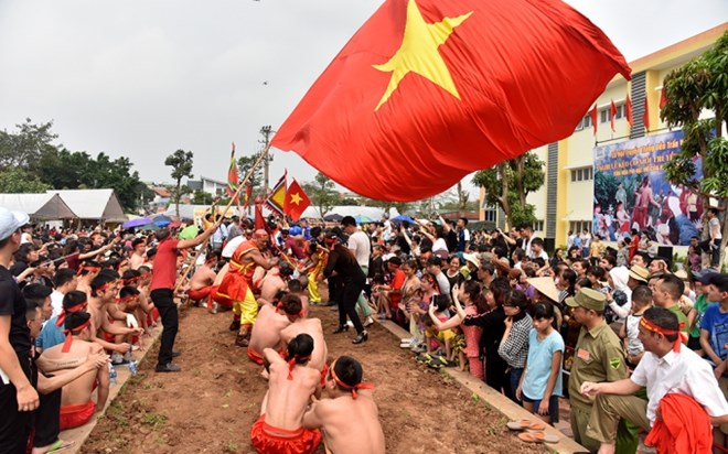 Tug-of-war is typically held near a communal house or shrine, two teams on either end of a rope try to tug it from the other. (Photo: nhandan.com.vn)