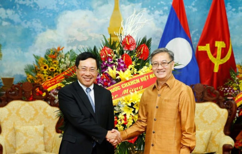 Deputy Prime Minister and Foreign Minister Pham Binh Minh (left) and  Lao Ambassador to Vietnam Thongsavanh Phomvihane