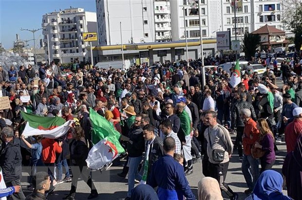 Biểu tình tại trung tâm thủ đô Algiers. (Ảnh: Tấn Đạt/TTXVN)