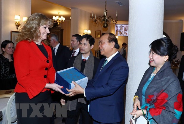 Prime Minister Nguyen Xuan Phuc (second from right) at the meeting with the Prahova governor. (Photo: VNA)