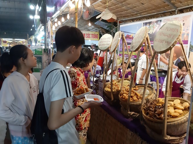 The 8th Southern Traditional Cake Festival in the Mekong Delta city of Can Tho has attracted more than 600,000 visitors. (Photo: VNA)