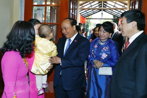 While in the Czech Republic, PM Nguyen Xuan Phuc and his spouse visited the staff of the Vietnamese Embassy in the country. 