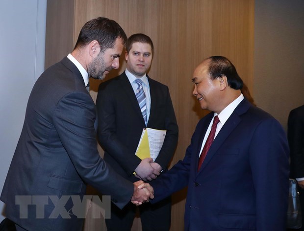 PM Nguyen Xuan Phuc (right) and Jiri Smejc, Group Executive Chairman of Home Credit.