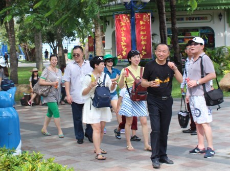 A group of Chinese tourists visit Nha Trang resort city in central Khanh Hoa province. (Photo: baokhanhhoa.com.vn)