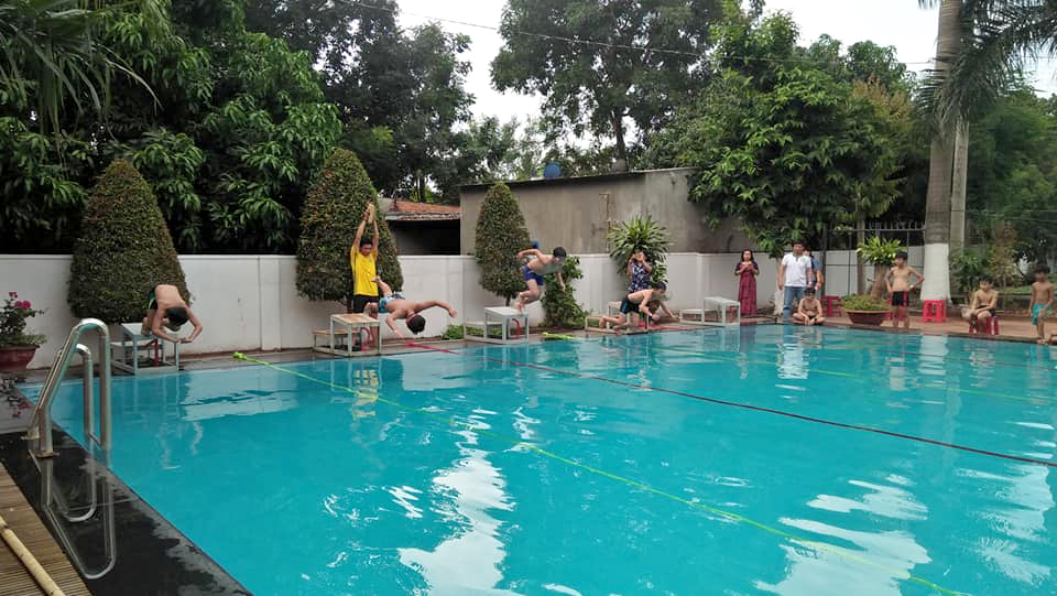 Xuan Loc district holds swimming tournament for students