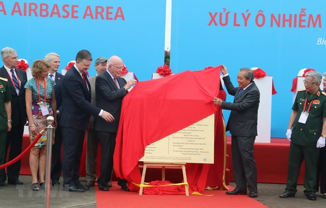 Deputy Prime Minister Truong Hoa Binh (second from right) and US Senator Patrick Leahy (third from right) launch project on dioxin contamination remediation at Bien Hoa airport (Source: VNA) 