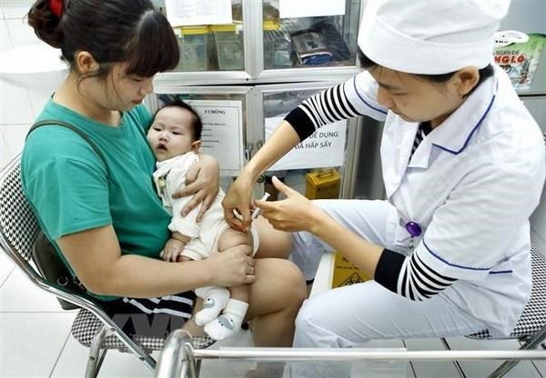 Parents should have their children fully vaccinated in the recommended schedule. (Photo: VNA)