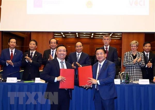 Vietnamese Prime Minister Nguyen Xuan Phuc (back row, centre) and his Czech counterpart Andrej Babis (third, right) witness the signing of cooperation deals between the two countries