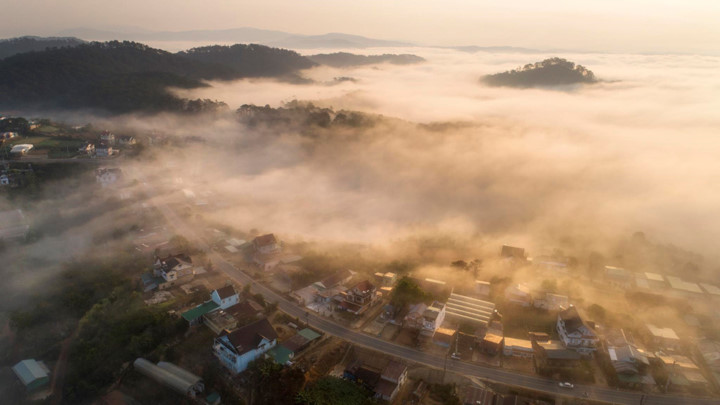   Nguyen Hieu, a photographer from Da Lat, says the foggy conditions in Da Lat often appear after it rains. The best time to enjoy such natural scenery is in the early morning and evening