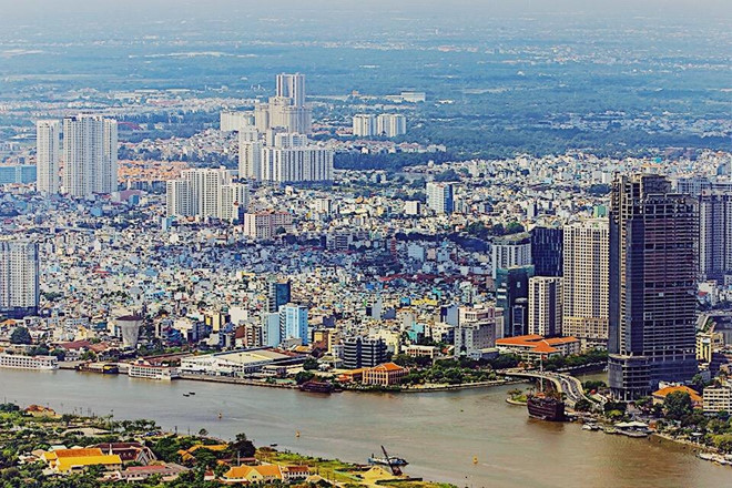 Visitors can enjoy the sight of popular tourist attractions such as the Sai Gon river and Nha Rang wharf from a fresh angle
