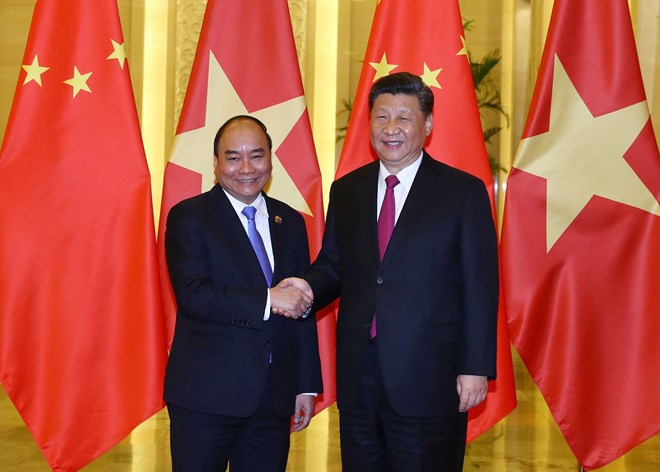 Prime Minister Nguyen Xuan Phuc (L) meets with General Secretary of the Communist Party of China and President of China Xi Jinping in Beijing on April 25.