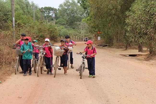 Students walk on a pathway in Suoi Trau Commune, Long Thanh District, Dong Nai Province. All households in the commune will have to hand over their land to make room for the Long Thanh international airport project - PHOTO: MINH NGHIA