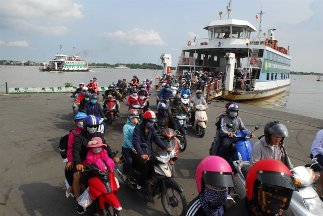 People use the Cát Lái ferry to travel from Đồng Nai Province to HCM City. HCM City and its neighbour – Đồng Nai Province – have agreed on the construction of Cát Lái Bridge to link HCM City’s District 2 with Đồng Nai’s Nhơn Trạch District. — VNA/VNS Photo Mạnh Linh  Read more at http://vietnamnews.vn/society/519232/hcm-city-dong-nai-join-hands-to-build-cat-lai-bridge.html#q04WheB3V56zef03.99