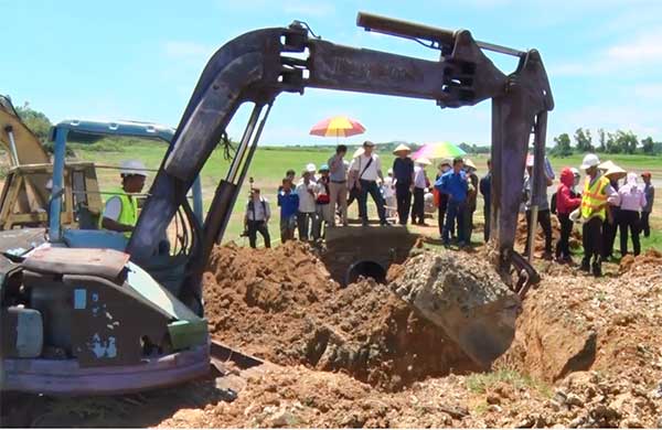 Khai quật đường ống xả thải của Công ty AB Mauri