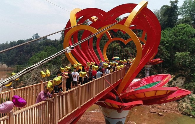 Vietnam's first 5D-effect glass bridge opens