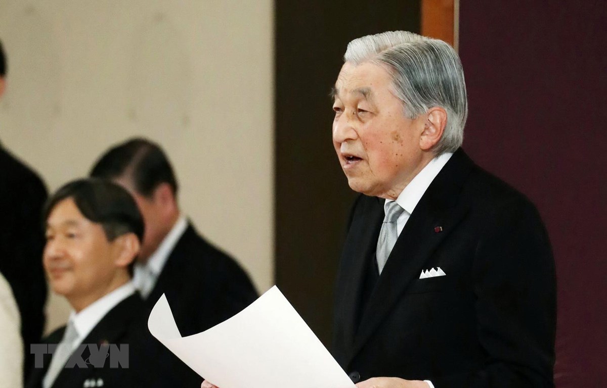 Nhật Hoàng Akihito (phải) tại lễ thoái vị trong Hoàng cung ở Tokyo ngày 30-4-2019. (Ảnh: AFP/TTXVN)