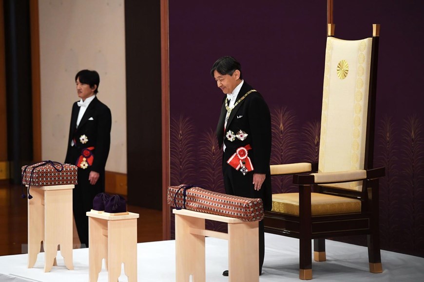 Hoàng Thái tử Naruhito (phải) tại lễ lên ngôi Hoàng đế ở Tokyo, Nhật Bản ngày 1-5. (Nguồn: AFP/TTXVN)