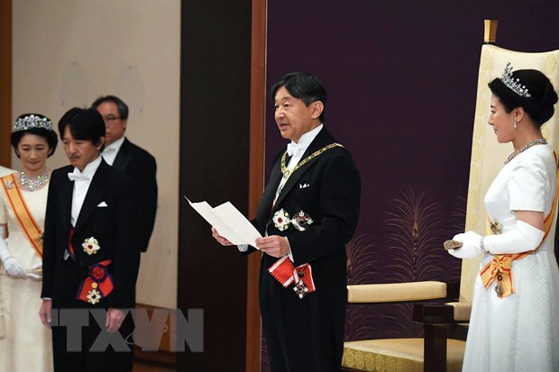 Tân Nhật hoàng Naruhito (thứ 2, phải) phát biểu trong lễ đăng quang tại Hoàng cung ở Tokyo, Nhật Bản ngày 1-5-2019. (Nguồn: AFP/TTXVN)