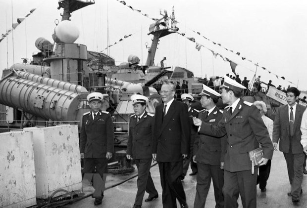 President Le Duc Anh (third, left) visits officers and soldiers of the Naval Region 3 on January 9, 1996 