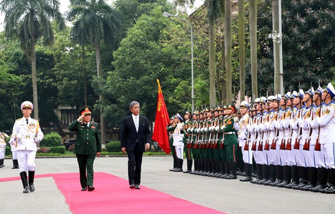 Defence Minister Ngo Xuan Lich and his Japanese counterpart Takeshi Iwaya inspect guards of honour in Hanoi.