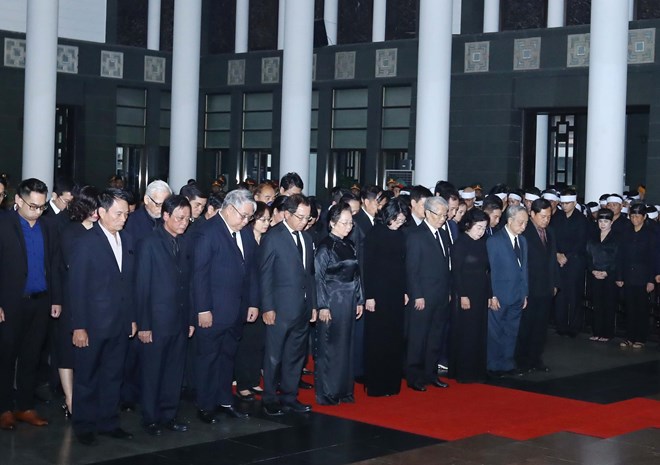 Leaders of the Party, State, National Assembly, Government, and Vietnam Fatherland Front pay respects to former President General Le Duc Anh (Photo: VNA)