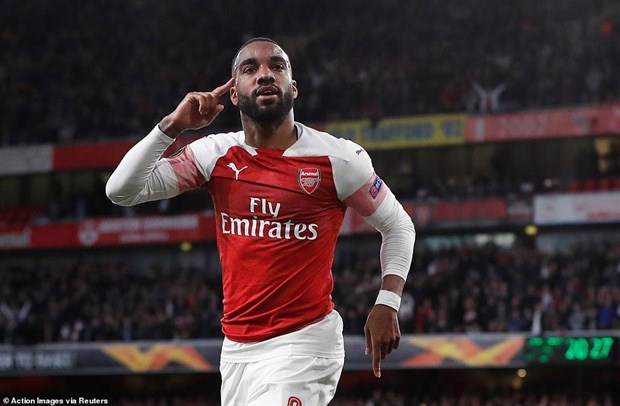  Lacazette tỏa sáng với 1 cú đúp.