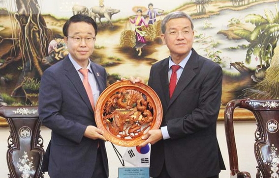 Chairman Dinh Quoc Thai presents souvernir gift to 