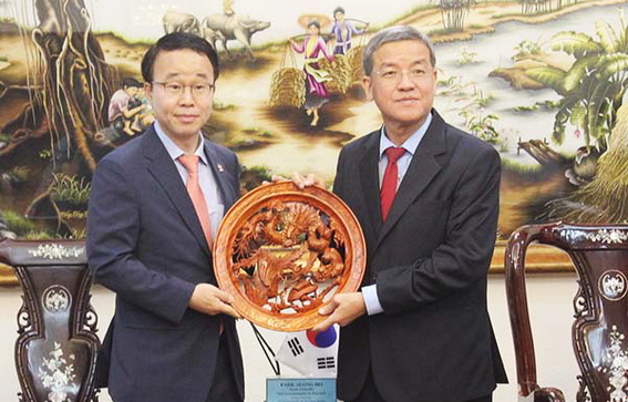 Acting Governor of Gyeongsangnam province visits Dong Nai