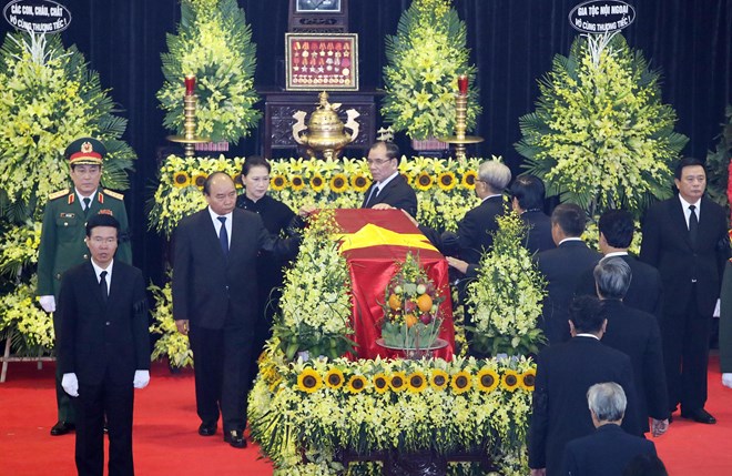 Party and State leaders moves around the flag-draped coffin of former President Le Duc Anh at the memorial service in Hanoi. 