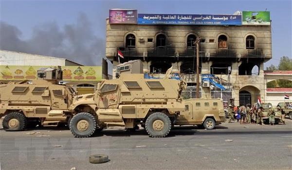 Lực lượng ủng hộ chính phủ Yemen tại khu vực ngoại ô Hodeida. (Nguồn: AFP/TTXVN)