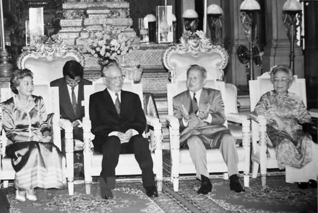 Cambodian King Norodom Sihanouk (second, right) received President Le Duc Anh (second, left) on August 8, 1995 during the latter's official visit to Cambodia