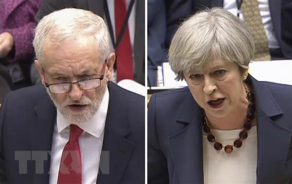 Thủ tướng Anh Theresa May (phải) và lãnh đạo Công đảng đối lập Jeremy Corbyn. (Ảnh: AFP/TTXVN)