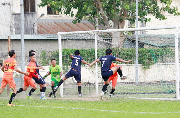 Cầu thủ Nguyễn Văn Hùng (7) đệm lòng ghi bàn cân bằng tỷ số 2-2 cho Công an TP. Biên Hòa ở phút 75