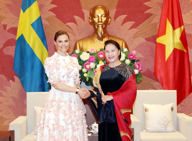 National Assembly Chairwoman Nguyen Thi Kim Ngan (R) meets with Crown Princess of Sweden Victoria Ingrid Alice Desiree in Hanoi on May 6.