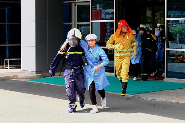 Diễn tập chữa cháy với nhiều lực lượng phối hợp