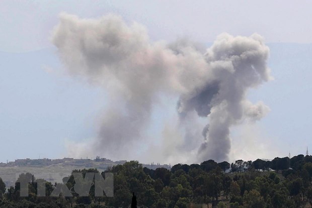 Khói bốc lên sau một cuộc nã pháo tại làng Kfar Nabuda, khu vực Hama, Syria, ngày 30/4/2019. (Ảnh: AFP/ TTXVN)