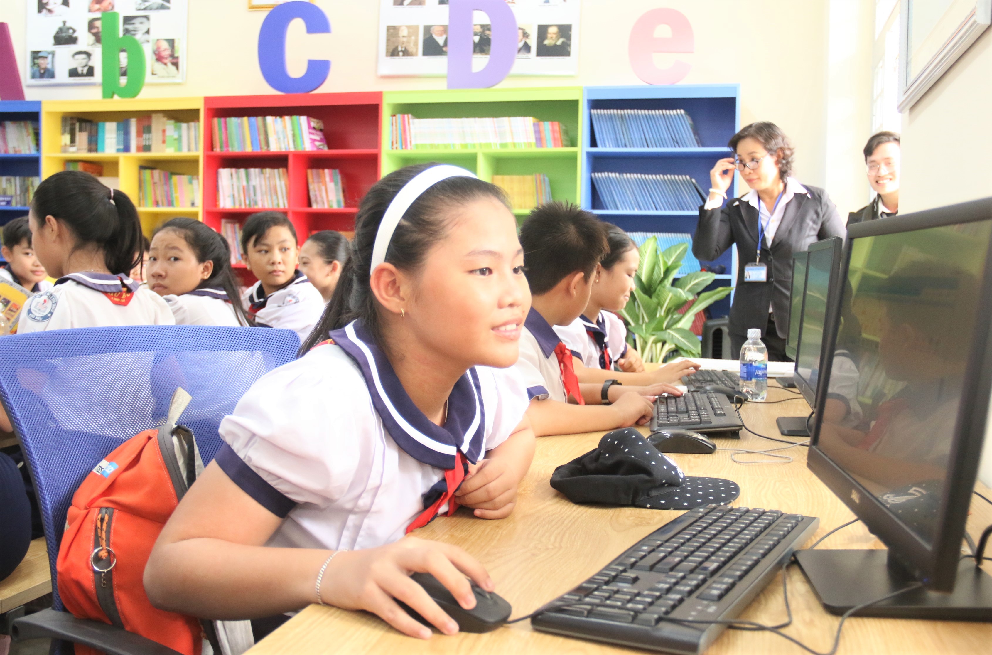 New library handed over to Phu Huu primary school