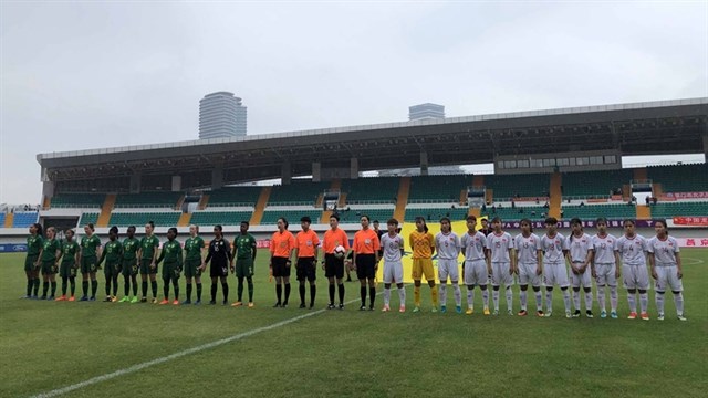 Vietnam and South Africa players present ahead of their match in China. (Photo: VFF)