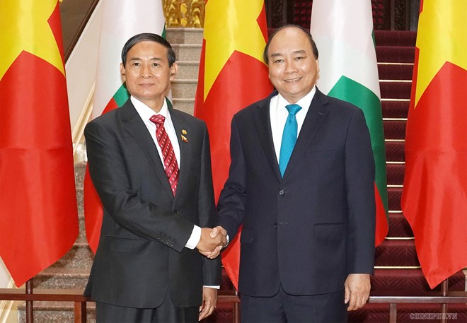 Prime Minister Nguyen Xuan Phuc (R) and Myanmar President Win Myint in Hanoi on May 11 (Photo: baochinhphu.vn)