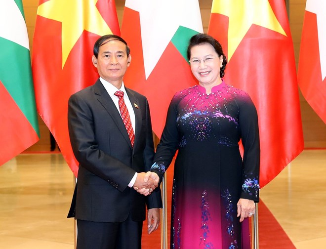 National Assembly Chairwoman Nguyen Thi Kim Ngan (R) welcomes Myanmar President Win Myint in Hanoi on May 11 (Photo: VNA)