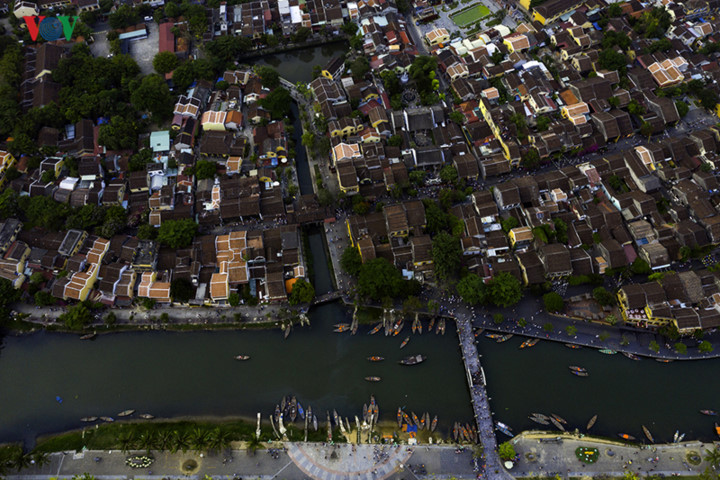 Chua Cau, also known as Bridge pagoda, and An Hoi bridge as seen from above.