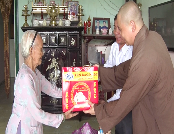Visiting and presenting gifts to heroic mothers and policy families