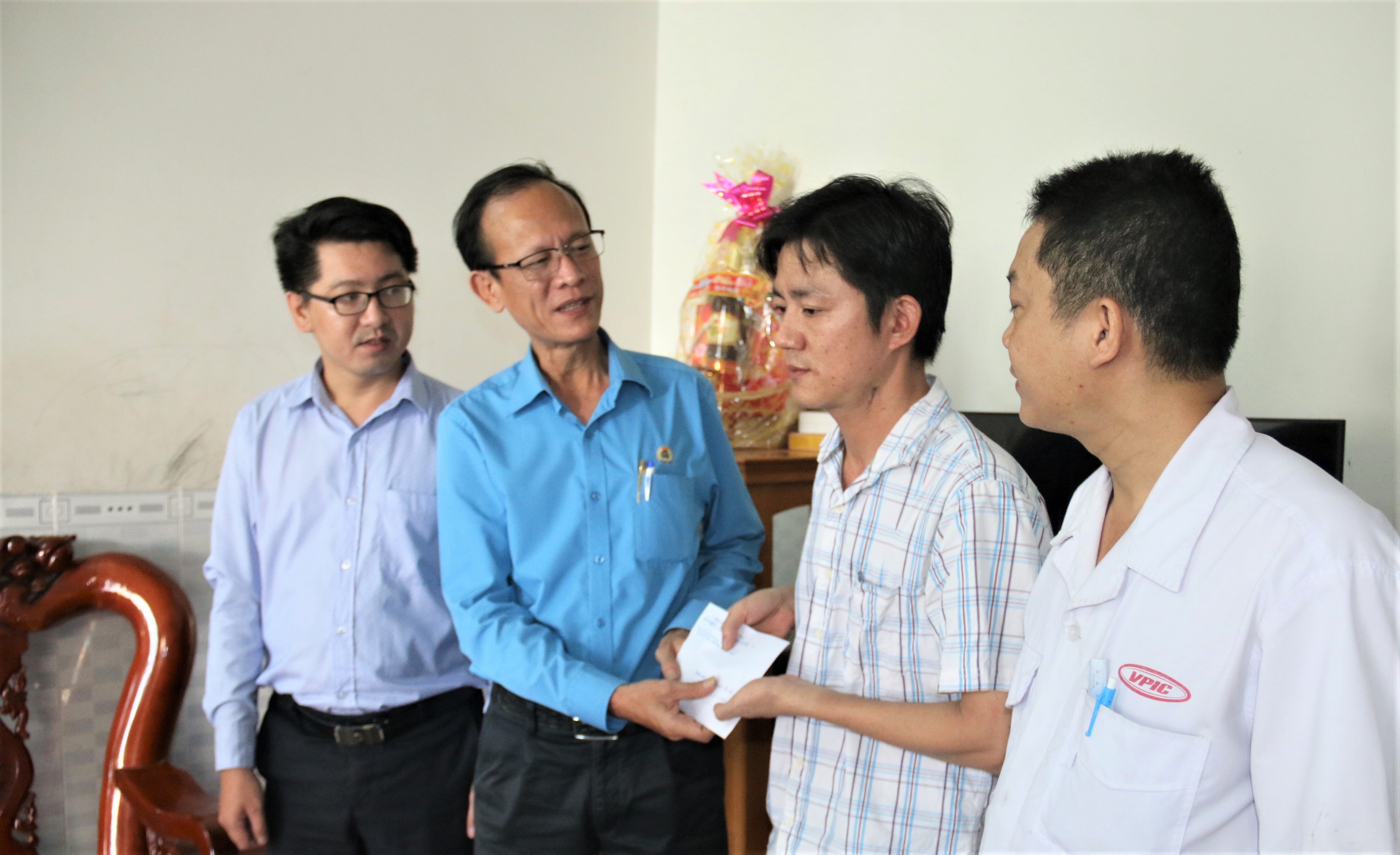Presenting gifts to victims of labour accidents
