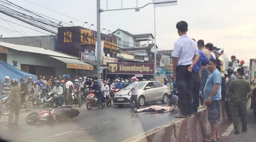 Xe máy va chạm xe tải, 1 người tử vong